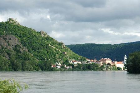 Danube cycle path with boat & bike - Dürnstein